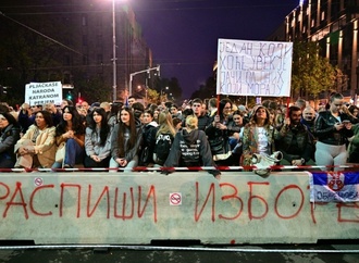 Tausende Unterstützer sowie Kritiker der Regierung bei Massenprotesten in Belgrad