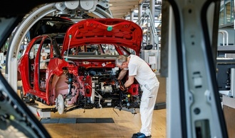 Industrieproduktion legt im September wieder zu - Autobranche mit deutlichem Plus