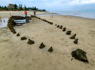 Taifun legt an Strand in Vietnam jahrhundertealtes Schiffswrack frei