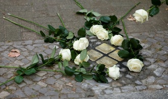 Bei Reinigung von Stolperstein in Hamburg: 71-Jähriger attackiert Frau antisemitisch