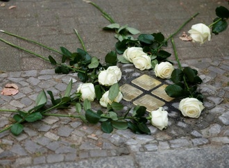 Bei Reinigung von Stolperstein in Hamburg: 71-Jähriger attackiert Frau antisemitisch