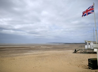 Plastikpellets verschmutzen in Massen Strände in England