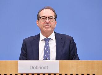 Dobrindt kündigt Offensive gegen hybride Angriffe an