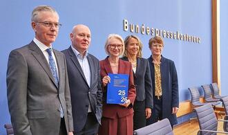 Wirtschaftsweise heben Konjunkturprognose für 2025 leicht an