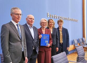 Wirtschaftsweise heben Konjunkturprognose für 2025 leicht an