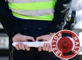 Schleswig-Holstein: 16-Jähriger stiehlt Auto und rammt Streifenwagen