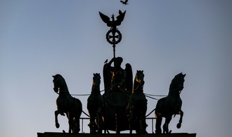 Propalästinensische Aktivisten gelangen mit Hebebühne auf Brandenburger Tor