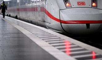 An Bahnsteig von Mobiltelefon abgelenkt: Mann von durchfahrendem ICE erfasst