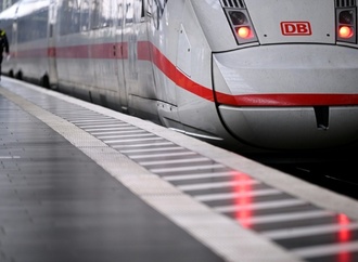 An Bahnsteig von Mobiltelefon abgelenkt: Mann von durchfahrendem ICE erfasst