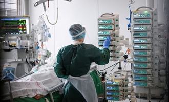 Jede dritte Frau fühlt sich im Job durch Wechseljahre beeinträchtigt