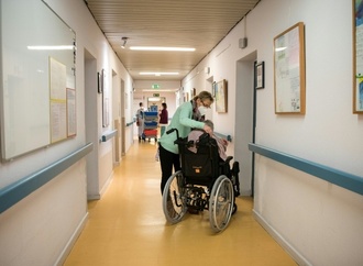 Warken begrüßt Aufstockung von Darlehen für Pflegeversicherung