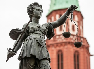 Frau beim Küssen auf Zebrastreifen totgefahren: Frankfurter Mordurteil rechtskräftig