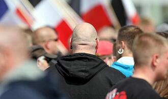 Behörden fahnden nach 535 Rechtsextremisten