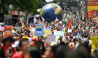 Großdemonstration zur Halbzeit der Weltklimakonferenz - Stockende Verhandlungen in Belém