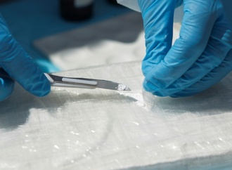 Mann mit hundert Päckchen Kokain in Körper an Flughafen Berlin-Brandenburg erwischt