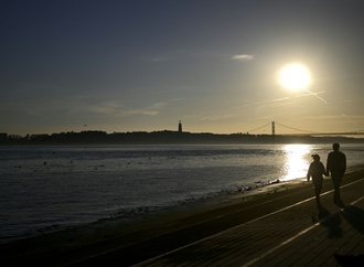 Junge Erwachsene in Partnerschaften leben besonders oft in getrennten Wohnungen