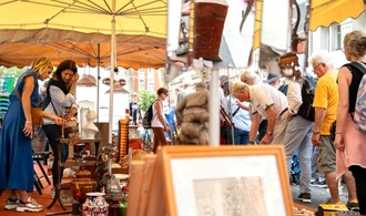 Polizisten entdecken massenweise gestohlene Waren auf Flohmarkt in Brandenburg