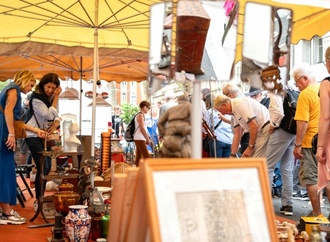 Polizisten entdecken massenweise gestohlene Waren auf Flohmarkt in Brandenburg