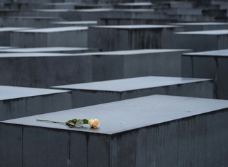 Prozess gegen 19-Jährigen nach Messerangriff an Holocaustmahnmal in Berlin