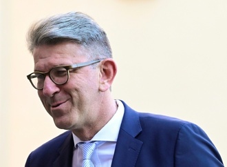 Weimer übergibt Firmenanteile an Treuhänder und kritisiert ''aggressive Attacken''