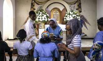 Mehr als 300 Schülerinnen aus Mädcheninternat in Nigeria verschleppt