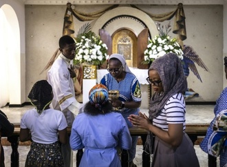 Mehr als 300 Schülerinnen aus Mädcheninternat in Nigeria verschleppt