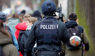 Razzia gegen Gruppe wegen hunderter Bombendrohungen gegen Schulen und Bahnhöfe