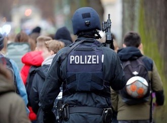 Hunderte Bombendrohungen bundesweit: Razzia bei teils jugendlichen Verdächtigen