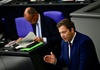 Klingbeil verteidigt Haushalt im Bundestag - und mahnt Reformen an