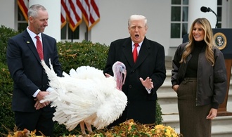 ''Würde sie nie begnadigen'': Trump teilt bei Truthahn-Termin gegen Demokraten aus