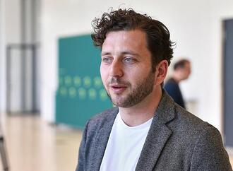 Banaszak fordert Digitalsteuer für KI-Konzerne