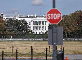 Irving protestiert gegen ''autoritären Faschisten im Weißen Haus''