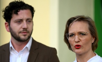 Brantner und Banaszak ermuntern Grüne zu mehr Debatten - vor Start von Parteitag