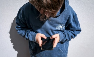 Macron will Handyverbot an Schulen auf Oberstufe ausdehnen