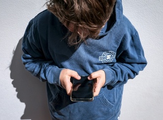 Macron will Handyverbot an Schulen auf Oberstufe ausdehnen