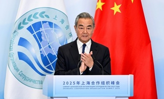 Chinesischer Außenminister zu Sicherheitsgesprächen in Russland