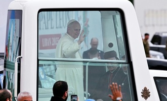 Papst hält Freiluftmesse vor mehr als 100.000 Menschen in Beirut