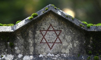 Niedersachsen: Jugendliche ritzen Hakenkreuze in Grabsteine auf jüdischem Friedhof