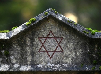 Niedersachsen: Jugendliche ritzen Hakenkreuze in Grabsteine auf jüdischem Friedhof