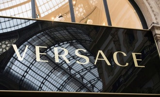 Prada schließt Kauf von Konkurrenten Versace ab