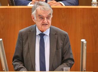 Reul drängt auf mehr Maßnahmen für Sicherheit im Fußball