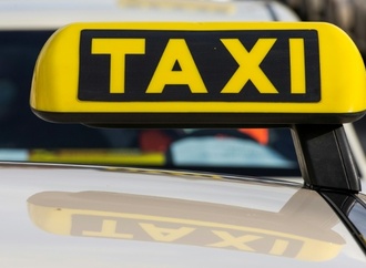 Betrunkene junge Frauen überfallen in Wiesbaden Taxifahrer und rauben Auto