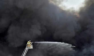 Wohnhausbrand in Niedersachsen: Retter kommt ums Leben