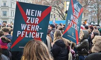 Junge Leute protestieren in vielen Städten gegen neuen Wehrdienst
