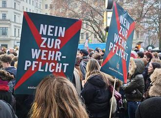 Junge Leute protestieren in vielen Städten gegen neuen Wehrdienst