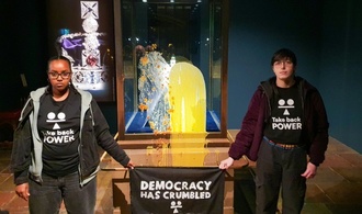 Vitrine mit britischer Königskrone mit Essen beworfen - Vier Festnahmen in London