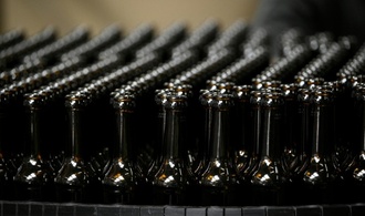 Lastwagen verliert hunderte Kisten Bier auf Bundesstraße in Sachsen