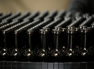 Lastwagen verliert hunderte Kisten Bier auf Bundesstraße in Sachsen