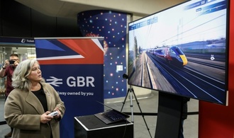 ''Nicht nur eine Lackierung'': Britische Regierung verpasst Zügen Union-Jack-Design