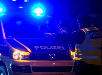 Auf dem Schoß der Mutter: Einjähriges Kind sitzt auf Autobahn hinterm Steuer